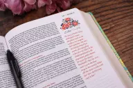 NIV, Journal the Word Bible for Women (Perfect for Note-Taking), Leathersoft, Teal, Red Letter, Comfort Print