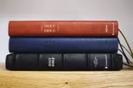 NIV, Wide Margin Bible (A Bible that Welcomes Note-Taking), Premium Goatskin Leather, Black, Premier Collection, Red Letter, Art Gilded Edges, Comfort Print