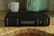 NKJV, Thompson Chain-Reference Bible, Bonded Leather, Black, Red Letter, Thumb Indexed