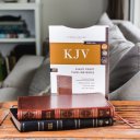 KJV Holy Bible, Giant Print Thinline Bible, Brown Leathersoft, Thumb Indexed, Red Letter, Comfort Print: King James Version