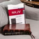 NKJV Holy Bible, Giant Print Thinline Bible, Brown Leathersoft, Red Letter, Comfort Print: New King James Version