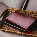 NKJV Holy Bible, Giant Print Thinline Bible, Black Leathersoft, Red Letter, Comfort Print: New King James Version