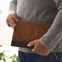 KJV Holy Bible: Giant Print Thinline Bible, Brown Leathersoft, Red Letter, Comfort Print (Thumb Indexed): King James Version (Vintage Series)