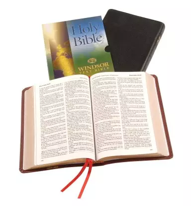 KJV Pew Bible: Black, Leather, Presentation Page, Ribbon Marker, Bible Word List, Illustrations, Reading Plan