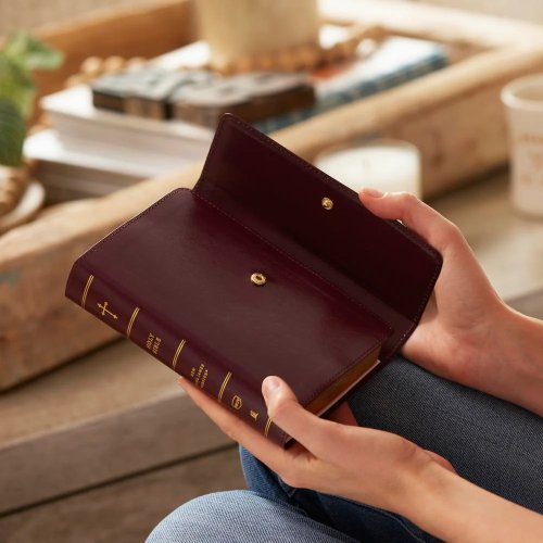 NKJV Compact Paragraph-Style Bible w/ 43,000 Cross References, Burgundy Leatherflex w/ Magnetic Flap, Red Letter, Comfort Print: Holy Bible, New King James Version