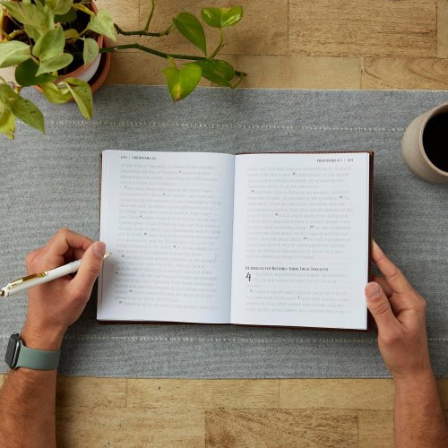 NKJV New Testament, Tracing edition: Engaging the Scripture Word by Word (Brown Leathersoft over Board)