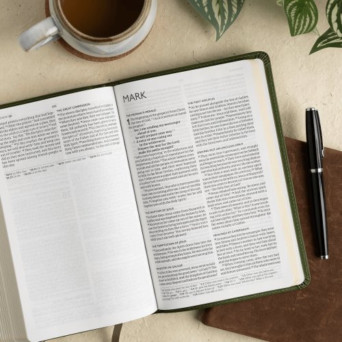 CSB Thinline Bible, Anglicised Edition, Olive Leathertouch