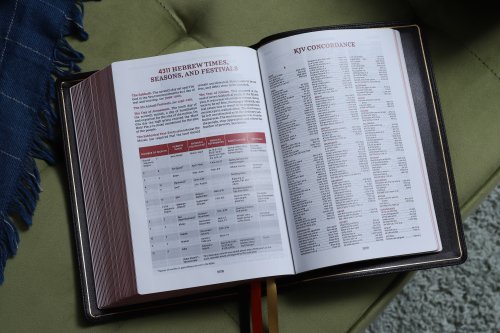 KJV, Thompson Chain-Reference Bible, Premium Goatskin Leather, Black, Premier Collection, Art Gilded Edges, Black Letter, Comfort Print
