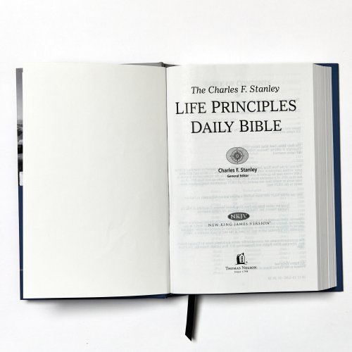 NKJV Life Principles Daily Bible: Paperback