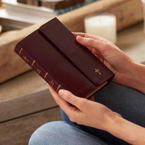 NKJV Compact Paragraph-Style Bible w/ 43,000 Cross References, Burgundy Leatherflex w/ Magnetic Flap, Red Letter, Comfort Print: Holy Bible, New King James Version