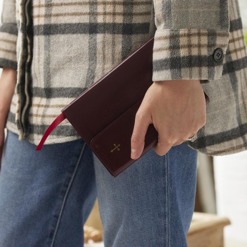 NKJV Compact Paragraph-Style Bible w/ 43,000 Cross References, Burgundy Leatherflex w/ Magnetic Flap, Red Letter, Comfort Print: Holy Bible, New King James Version