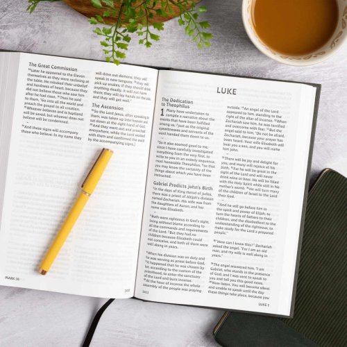 CSB Grace Bible, Charcoal Cloth Over Board (Dyslexia Friendly)