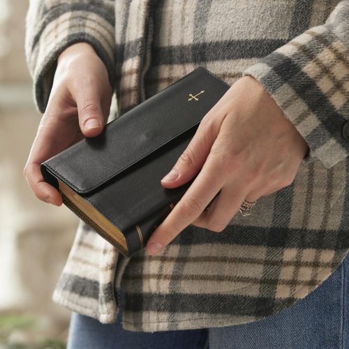 NKJV Compact Paragraph-Style Bible w/ 43,000 Cross References, Red Letter, Comfort Print