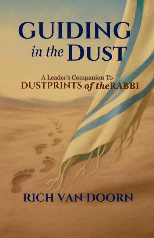 Guiding in the Dust: A Leader's Companion to Dustprints of the Rabbi