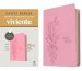 Biblia de referencia en la columna central NTV, letra grande con Filament (SentiPiel, Rosa, Letra Roja)